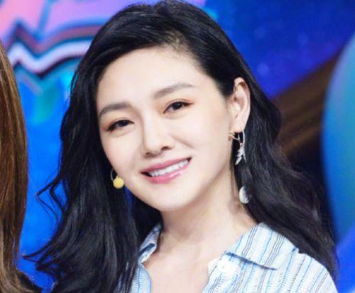 张兰最新爆料戒指品牌,奢华戒指背后的神秘品牌 第2张 张兰最新爆料戒指品牌,奢华戒指背后的神秘品牌 第2张